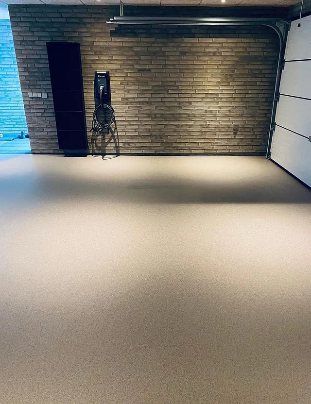 Farvet kvartssands belægning afsluttet med mat lak, i garage 