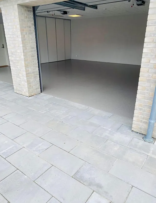 Farvet kvartssands belægning i garage