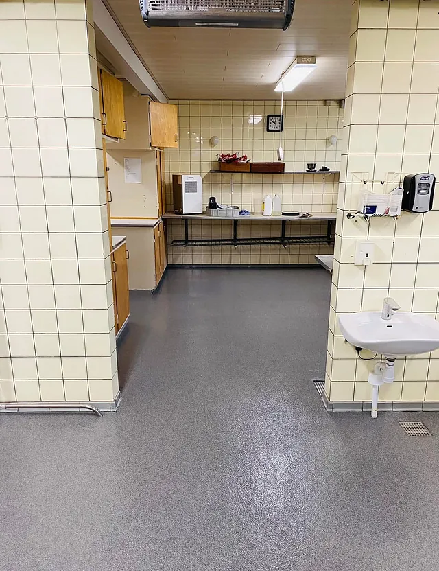 Farvet kvartssands belægning i industrikøkken 