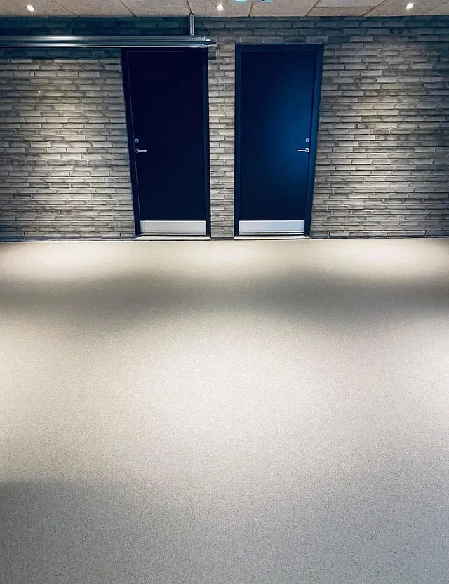 Farvet kvartssands belægning afsluttet med mat lak, i garage
