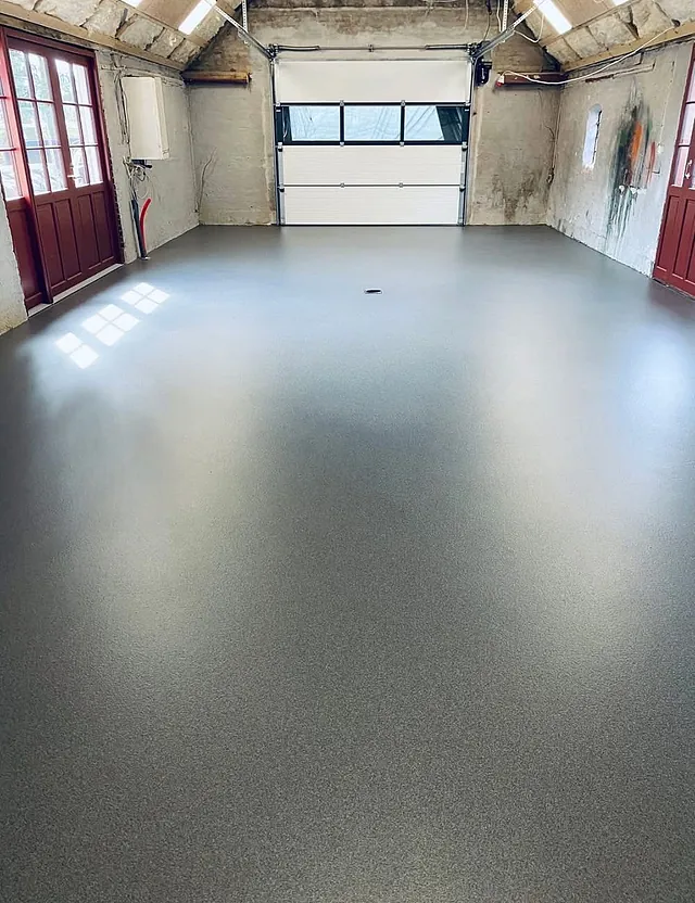 Farvet kvartssands belægning afsluttet med mat lak, i værksted 